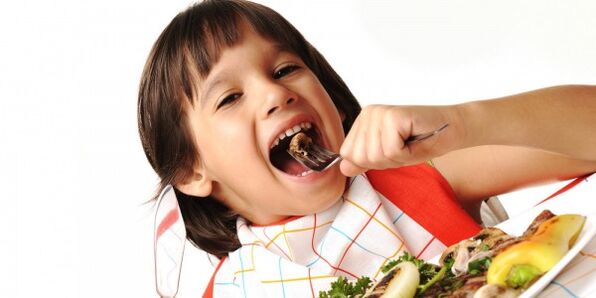 הילד אוכל ירקות בדיאטה עם דלקת לבלב
