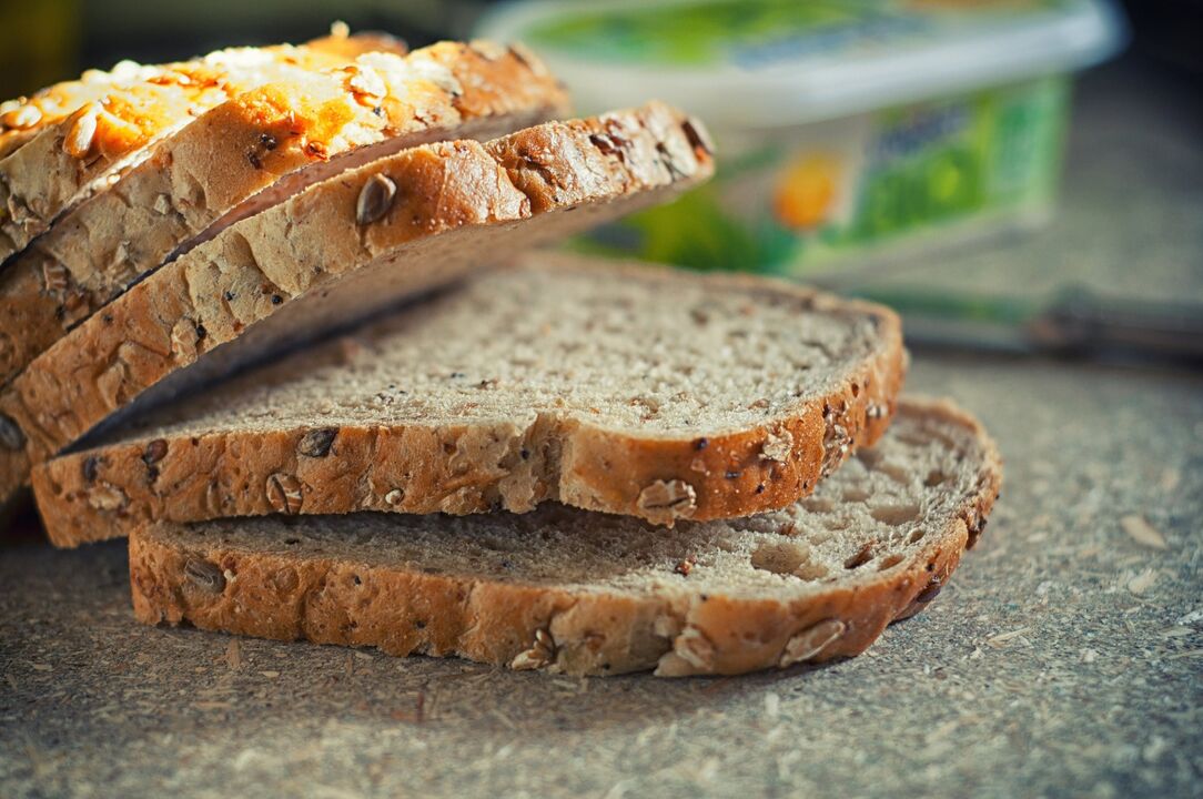הדיאטה לסוג דם 4 מאפשרת לכלול לחם מדגנים מלאים בתזונה. 