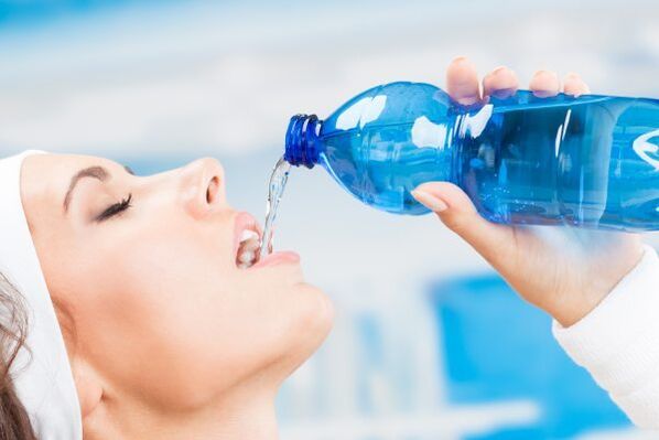 אתה יכול להיפטר מ-5 קג ממשקל עודף בשבוע על ידי שתיית מים מרובה